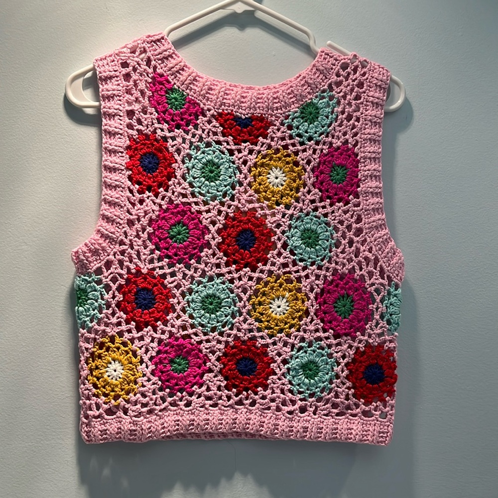 Entro size small crocheted crop top. Hits at belly button.